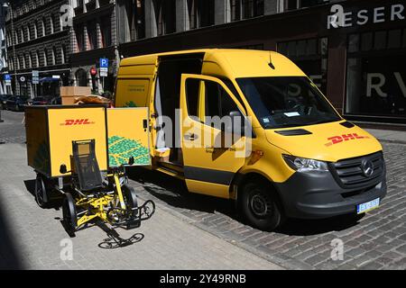 Riga, Lettonia- 23 luglio 2024: Il corriere DHL sulla strada di riga. Foto Stock