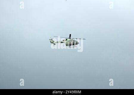 L'elicottero sta volando su un cielo isolato e coperto a mezz'aria Foto Stock