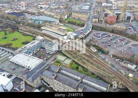 Foto aerea del centro della città di Halifax, nel West Yorkshire, che mostra i vecchi edifici storici e la stazione ferroviaria in una giornata nebbiosa Foto Stock