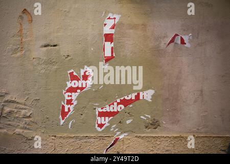 Carta strappata con le parole attaccate al muro... Foto Stock