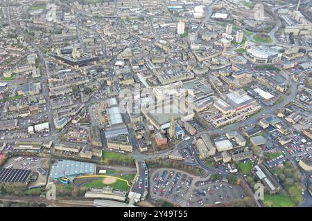 Foto aerea del centro della città di Halifax, nel West Yorkshire, che mostra il vecchio edificio storico in una giornata nebbiosa in inverno Foto Stock