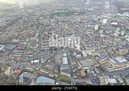 Foto aerea del centro della città di Halifax, nel West Yorkshire, che mostra il vecchio edificio storico in una giornata nebbiosa in inverno Foto Stock