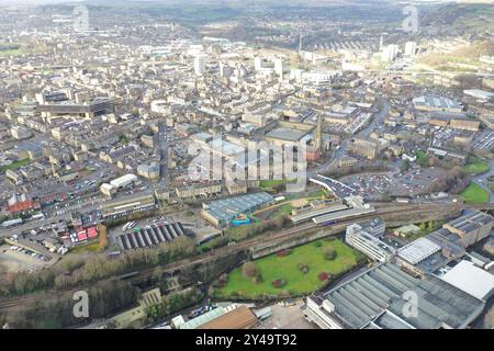 Foto aerea del centro della città di Halifax, nel West Yorkshire, che mostra il vecchio edificio storico in una giornata nebbiosa in inverno Foto Stock