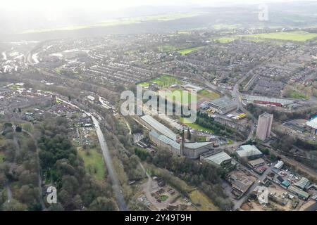 Foto aerea del centro della città di Halifax, nel West Yorkshire, che mostra il vecchio edificio storico in una giornata nebbiosa in inverno Foto Stock