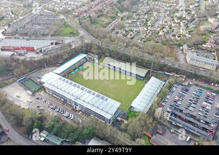 Foto aerea dell'Halifax Town Football Club conosciuto come The Shay, situato nell'era di Calderdale di Halifax, nel West Yorkshire, che mostra lo stadio e il t Foto Stock