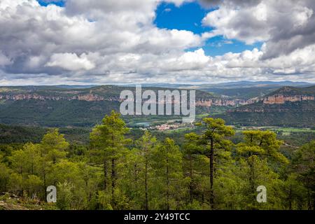 Vista del Parco naturale Serranía de Cuenca con la città e la laguna di Uña in lontananza Foto Stock