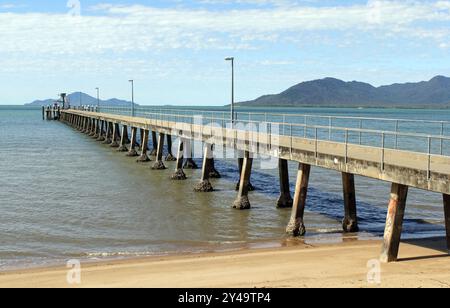 Molo con l'oceano a Cardwell nel North Queensland, Australia Foto Stock