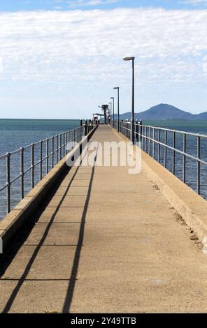 Guardando verso il molo di Cardwell nel North Queensland, Australia Foto Stock