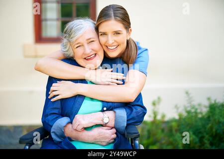 Senior, donna e infermiera con ritratto a casa di riposo per comfort, riabilitazione infortuni e servizio sanitario. Sorridi, operatore sanitario e paziente con Foto Stock