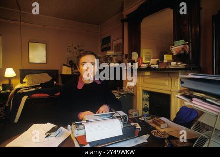 Clive Murphy (28 novembre 1935 – 17 giugno 2021) è stato uno scrittore e storico sociale britannico. Visto qui nel suo appartamento Spitalfields al 132 di Brick Lane, East London 1974 1970s UK HOMER SYKES Foto Stock