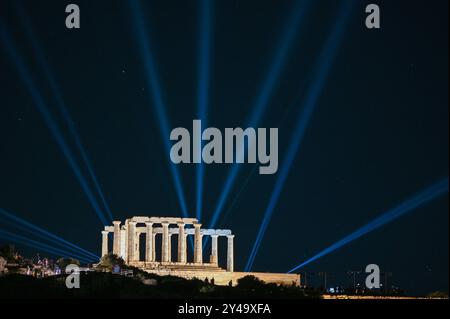 Inaugurazione della nuova illuminazione del Tempio di Poseidone a Sounion Tempio di Poseidone a capo Sounion durante l'inaugurazione ufficiale della nuova illuminazione da parte del primo Ministro greco Kyriakos Mitsotakis e del Ministro della Cultura Lina Mendoni. Questo nuovo sistema di illuminazione, progettato da Eleftheria Deko, ha lo scopo di evidenziare l'importanza archeologica e architettonica del monumento. Sounion Grecia Copyright: XNicolasxKoutsokostasxNicolasxKoutsokostasx DSC 202409160722 Foto Stock