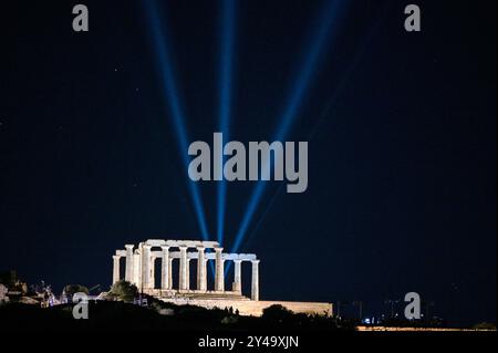 Inaugurazione della nuova illuminazione del Tempio di Poseidone a Sounion Tempio di Poseidone a capo Sounion durante l'inaugurazione ufficiale della nuova illuminazione da parte del primo Ministro greco Kyriakos Mitsotakis e del Ministro della Cultura Lina Mendoni. Questo nuovo sistema di illuminazione, progettato da Eleftheria Deko, ha lo scopo di evidenziare l'importanza archeologica e architettonica del monumento. Sounion Grecia Copyright: XNicolasxKoutsokostasxNicolasxKoutsokostasx DSC 202409160654 Foto Stock