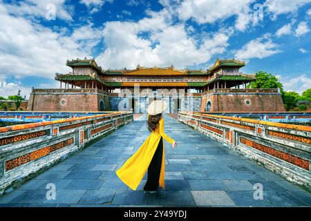 Il turista si trova al Meridian Gate di Hue, Vietnam. Foto Stock