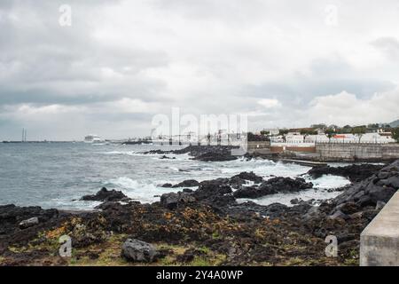 Ponta Delgada, Isole Azzorre, Portogallo - 26 aprile 2017: Una tranquilla vista costiera sotto cieli sovrastati. Foto Stock