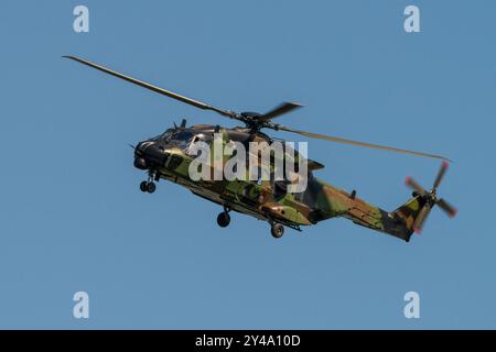 Melun Villaroche, Francia. 15 settembre 2024. Un elicottero NH90 Caiman in volo il 15 settembre 2024 all'aeroporto Melun-Villaroche. L'Air Legend Airshow è un evento che si svolge ogni anno, durante il secondo fine settimana di settembre, presso l'aeroporto Melun-Villaroche, 40 km a sud-est di Parigi, in Francia. Questo eccezionale spettacolo presenta esibizioni di aerei leggendari, raramente o mai visti in Francia. Foto di Denis Prezat/ABACAPRESS. COM credito: Abaca Press/Alamy Live News Foto Stock