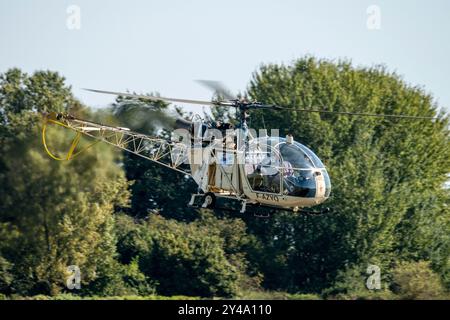 Melun Villaroche, Francia. 15 settembre 2024. Un elicottero leggero francese Aerospatiale Alouette II in volo il 15 settembre 2024 all'aeroporto Melun-Villaroche. L'Air Legend Airshow è un evento che si svolge ogni anno, durante il secondo fine settimana di settembre, presso l'aeroporto Melun-Villaroche, 40 km a sud-est di Parigi, in Francia. Questo eccezionale spettacolo presenta esibizioni di aerei leggendari, raramente o mai visti in Francia. Foto di Denis Prezat/ABACAPRESS. COM credito: Abaca Press/Alamy Live News Foto Stock