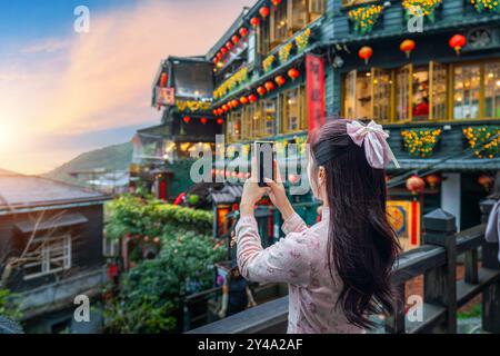 Turista che scatta una foto nella vecchia strada di jiufen, Taiwan. Foto Stock