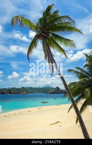 Splendida spiaggia di sabbia bianca dell'isola di Mahoro con le isole Masare e Pahepa oltre. Mahoro, Siau, Arcipelago Sangihe, Sulawesi settentrionale, Indonesia Foto Stock