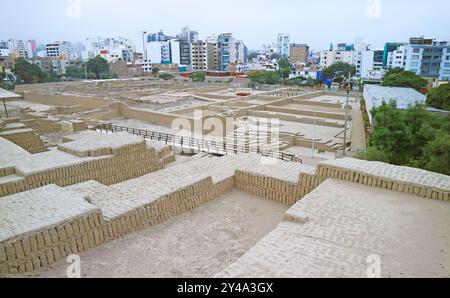 Huaca Pucllana sito cerimoniale e amministrativo pre-inca tra la moderna città di Lima, Perù, Sud America Foto Stock