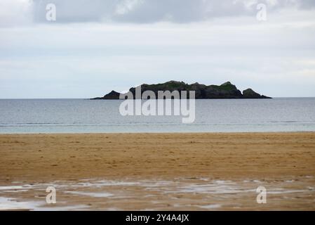 Piccola isola deserta di Gulland Rock dalla spiaggia di Harlyn Bay sul Southwest Coastal Path, Cornovaglia, Inghilterra, Regno Unito. Foto Stock