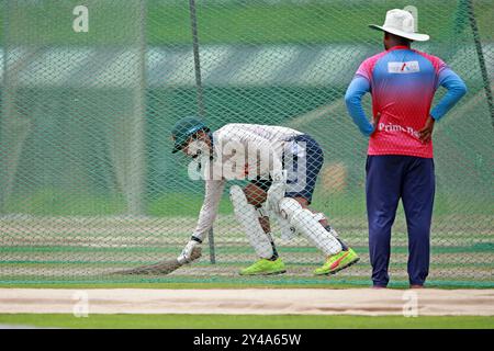 Bangladesh test wicket keeper batter Litton Kumar Das viene visto spazzare il campo durante la sessione di prove di SBNCS sotto gli allenatori locali davanti al t Foto Stock