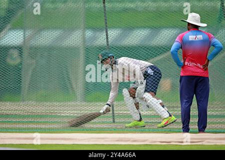 Bangladesh test wicket keeper batter Litton Kumar Das viene visto spazzare il campo durante la sessione di prove di SBNCS sotto gli allenatori locali davanti al t Foto Stock