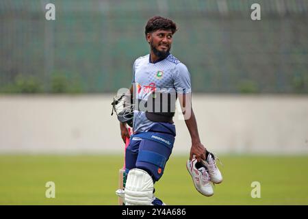 Il nuovo Jaker Ali Anik è stato visto durante la sessione di allenamento della squadra Bangladesh test al SBNCS sotto gli allenatori locali prima delle due serie Match test Foto Stock