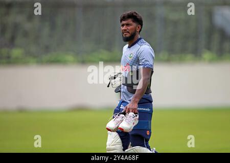 Il nuovo Jaker Ali Anik è stato visto durante la sessione di allenamento della squadra Bangladesh test al SBNCS sotto gli allenatori locali prima delle due serie Match test Foto Stock