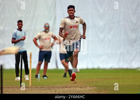 Pacer Nahid Rana (R) Bowl durante la sessione di allenamento della squadra Bangladesh test al SBNCS sotto gli allenatori locali prima delle due serie Match test contro in Foto Stock