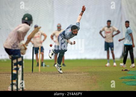 Pacer Tanzim Hasan Sakib (M) Bowl durante la sessione di allenamento della squadra Bangladesh test al SBNCS sotto gli allenatori locali prima delle due serie Match test ag Foto Stock