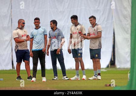 (Da sinistra) allenatore di Bowling Andre Adams, Mehedi Hasan Rana, Tanzim Hasan Sakib, Nahid Rana e Taskin Ahmed durante i sessi di allenamento della squadra di test del Bangladesh Foto Stock