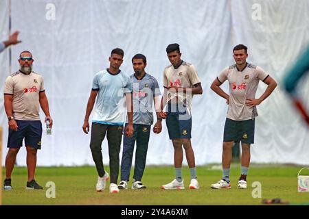 (Da sinistra) allenatore di Bowling Andre Adams, Mehedi Hasan Rana, Tanzim Hasan Sakib, Nahid Rana e Taskin Ahmed durante i sessi di allenamento della squadra di test del Bangladesh Foto Stock