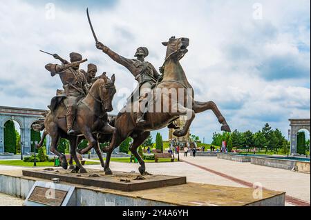 Nazran, Inguscezia, RUSSIA - 12 MAGGIO 2024: Un monumento equestre al reggimento Ingusceto della Divisione selvaggia, che faceva parte dell'Impero russo Foto Stock