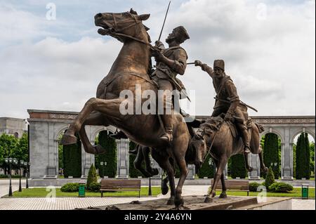 Nazran, Inguscezia, RUSSIA - 12 MAGGIO 2024: Un monumento equestre al reggimento Ingusceto della Divisione selvaggia, che faceva parte dell'Impero russo Foto Stock