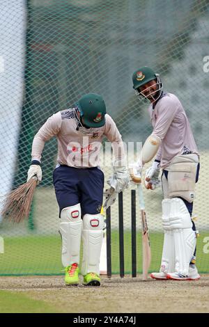 Bangladesh test wicket keeper batter Litton Kumar Das (L) viene visto spazzare il campo durante la sessione di prove al SBNCS sotto gli allenatori locali davanti a t Foto Stock