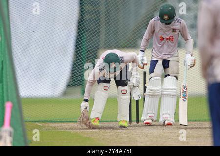 Bangladesh test wicket keeper batter Litton Kumar Das (L) viene visto spazzare il campo durante la sessione di prove al SBNCS sotto gli allenatori locali davanti a t Foto Stock