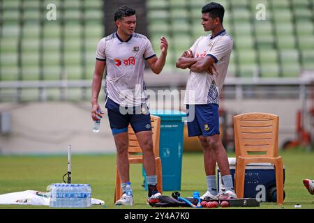 Pacer Taskin Ahmed (L) e Nahid Rana parlano durante la sessione di allenamento della squadra Bangladesh test al SBNCS sotto gli allenatori locali prima del Two Match test Foto Stock