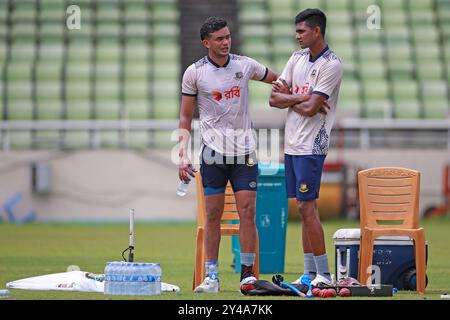 Pacer Taskin Ahmed (L) e Nahid Rana parlano durante la sessione di allenamento della squadra Bangladesh test al SBNCS sotto gli allenatori locali prima del Two Match test Foto Stock