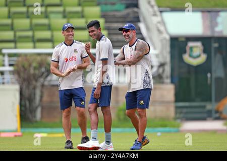 (Da sinistra) l'allenatore di batting David Hamp, Nahid Rana e l'allenatore di bowling Andre Adams lasciano il segno durante la sessione di allenamento della squadra Bangladesh test all'SB Foto Stock