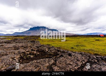 Vedute del Monte Herdubreid sulla strada F88 che conduce al vulcano Askja con la capanna della guardia del parco e le cascate sul fiume Jokulsa a Fjollum ne Foto Stock