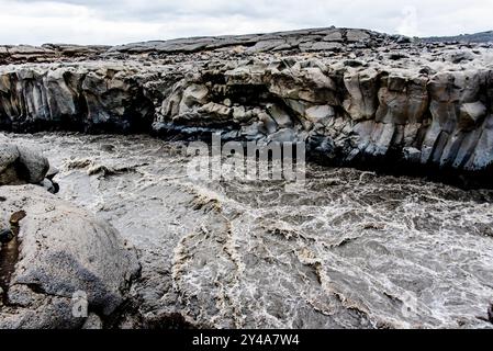 Vedute del Monte Herdubreid sulla strada F88 che conduce al vulcano Askja con la capanna della guardia del parco e le cascate sul fiume Jokulsa a Fjollum ne Foto Stock