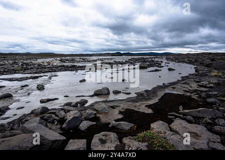 Vedute del Monte Herdubreid sulla strada F88 che conduce al vulcano Askja con la capanna della guardia del parco e le cascate sul fiume Jokulsa a Fjollum ne Foto Stock