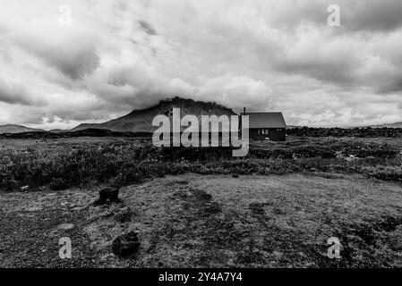 Vedute del Monte Herdubreid sulla strada F88 che conduce al vulcano Askja con la capanna della guardia del parco e le cascate sul fiume Jokulsa a Fjollum ne Foto Stock