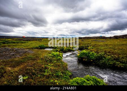 Vedute del Monte Herdubreid sulla strada F88 che conduce al vulcano Askja con la capanna della guardia del parco e le cascate sul fiume Jokulsa a Fjollum ne Foto Stock