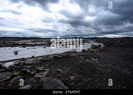 Vedute del Monte Herdubreid sulla strada F88 che conduce al vulcano Askja con la capanna della guardia del parco e le cascate sul fiume Jokulsa a Fjollum ne Foto Stock