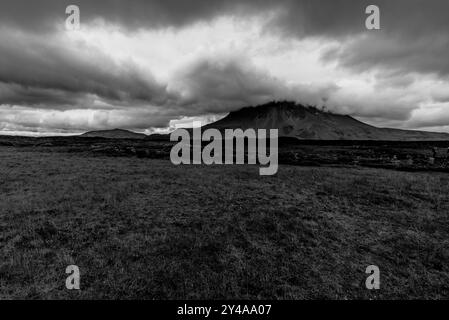 Vedute del Monte Herdubreid sulla strada F88 che conduce al vulcano Askja con la capanna della guardia del parco e le cascate sul fiume Jokulsa a Fjollum ne Foto Stock