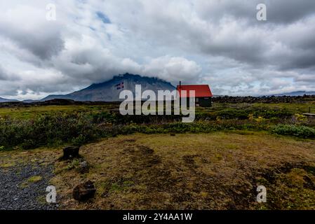 Vedute del Monte Herdubreid sulla strada F88 che conduce al vulcano Askja con la capanna della guardia del parco e le cascate sul fiume Jokulsa a Fjollum ne Foto Stock