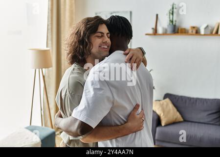 Due uomini condividono un abbraccio caldo e amorevole, godendosi un momento sereno nel loro confortevole spazio abitativo. Foto Stock