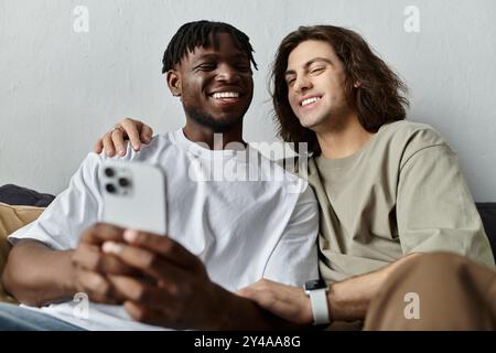 Una coppia felice condivide un momento tenero a casa, godendosi l'un l'altro e sorridendo. Foto Stock