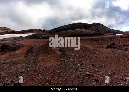 Distese di roccia lavica dai colori nero e rosso intenso nel cratere di vulcan Askja nel parco nazionale Vatnajokull in islanda Foto Stock